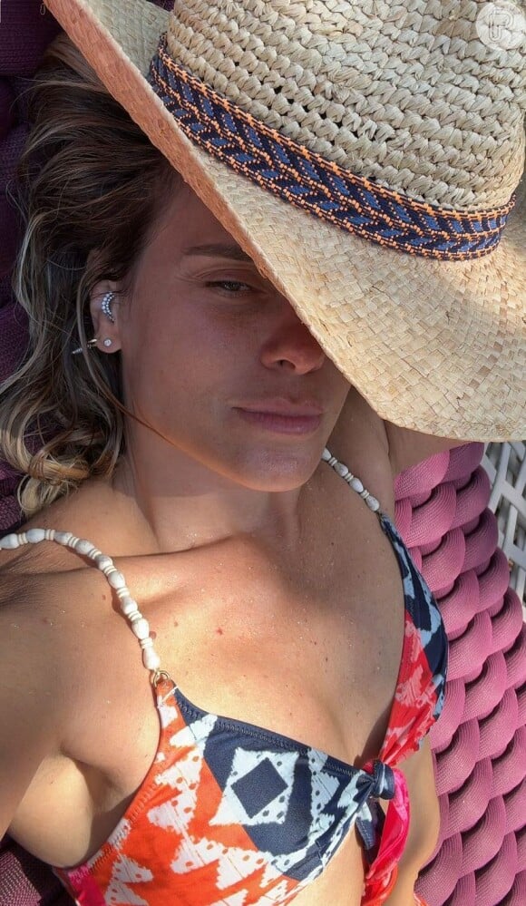 Carolina Dieckmann posou nos stories do Instagram cobrindo apenas seu rosto com um chapéu