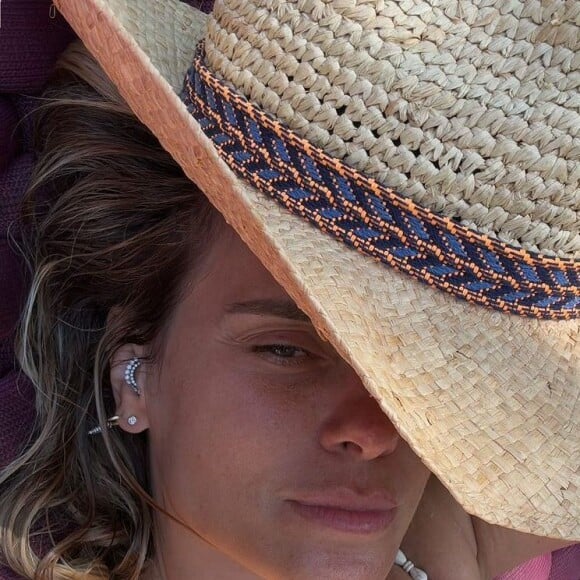 Carolina Dieckmann posou nos stories do Instagram cobrindo apenas seu rosto com um chapéu