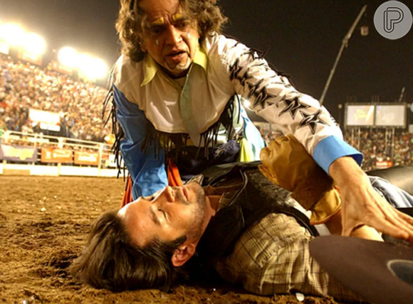 Na novela América, Tião (Murilo Benício) é derrubado pelo touro Bandido