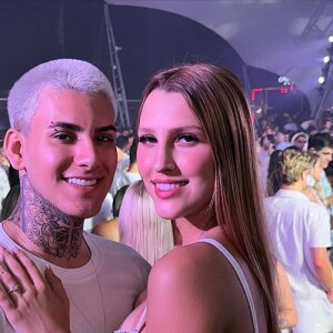 Arthur Urach namora com a DJ Gabi Ayala