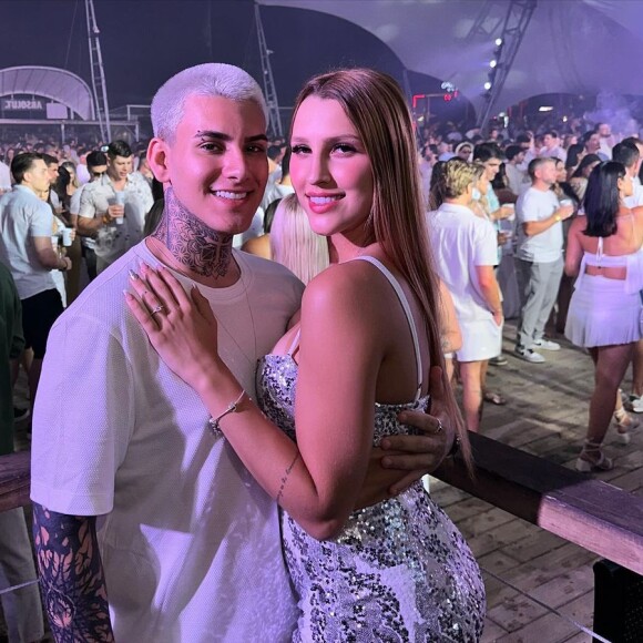 Arthur Urach namora com a DJ Gabi Ayala