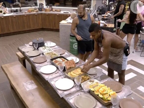 Yasmin Brunet acusa Davi de acabar com toda comida da Xepa para fazer banquete