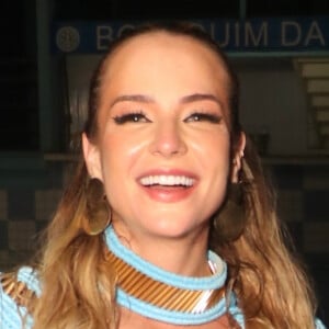 Carnaval 2024: Gabi Martins deixou bumbum à mostra em look cheio de recortes para ensaio de rua da Vila Isabel em 17 de janeiro de 2024