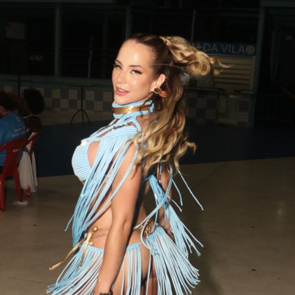 Carnaval 2024: Gabi Martins exibiu o bumbum ao ensaiar na rua para o desfile da Vila Isabel