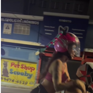 Cadê o Detran? MC Pipokinha faz quadradinho em cima de moto em movimento