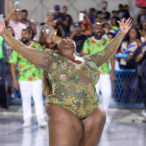 Jojo Todynho mostrou empolgação ao cruzar a avenida do samba