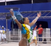 Rainha de bateria da Águia de Ouro, Vanessa Alves torceu o pé em um movimento de dança e fraturou o metatarso