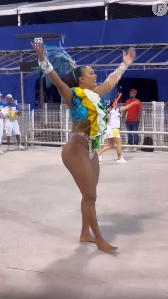 Rainha de bateria da Águia de Ouro, Vanessa Alves torceu o pé em um movimento de dança e fraturou o metatarso