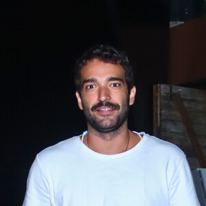 José Inocêncio na primeira fase da novela 'Renascer', Humberto Carrão surgiu de sandálias na festa da trama das nove