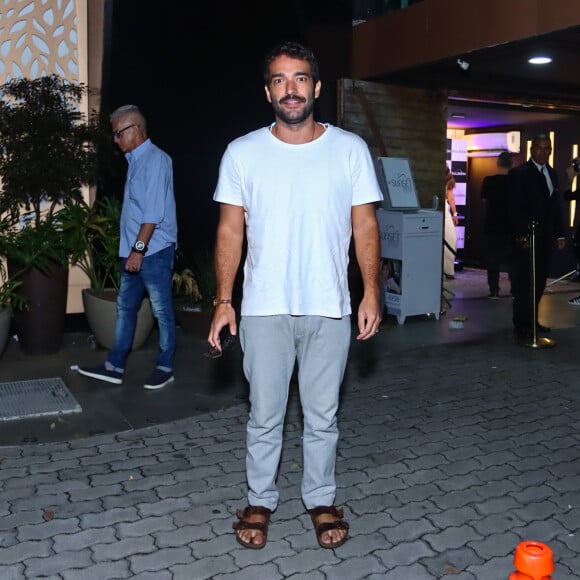 José Inocêncio na primeira fase da novela 'Renascer', Humberto Carrão surgiu de sandálias na festa da trama das nove