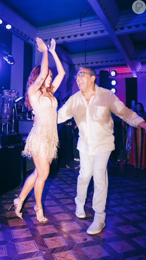 Anitta se diverte com o pai, Mauro, em festa dos 60 anos dele