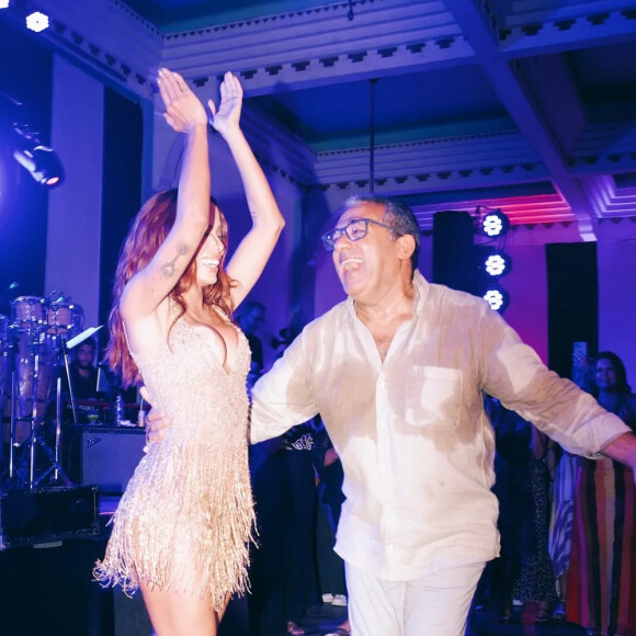 Anitta se diverte com o pai, Mauro, em festa dos 60 anos dele