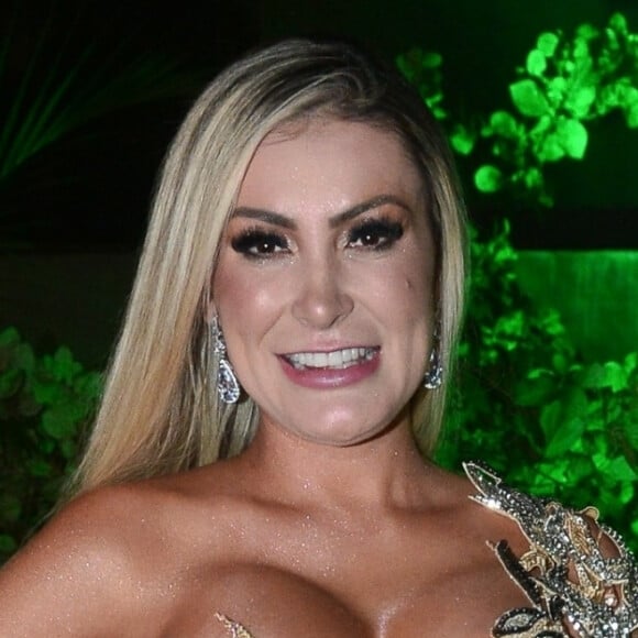 Andressa Urach foi flagrada aos beijos e trocando carinhos com a apresentadora do SBT Juju Ferrari: 'Estamos ficando'