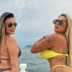 Andressa Urach e Juju Ferrari posaram de biquíni durante passeio de barco no Guarujá, litoral de São Paulo, em janeiro de 2024