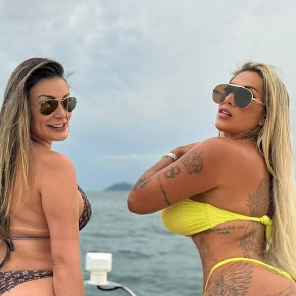 Andressa Urach e Juju Ferrari posaram de biquíni durante passeio de barco no Guarujá, litoral de São Paulo, em janeiro de 2024