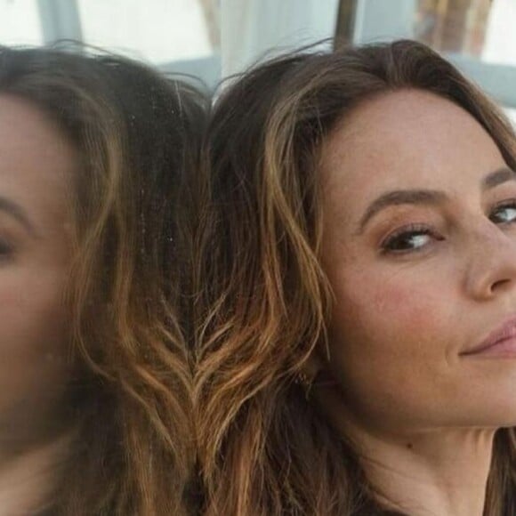 Paolla Oliveira empina o bumbum em novas fotos de fio-dental e chama atenção com beleza natural