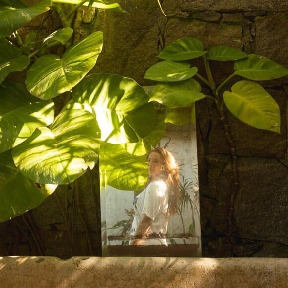 Paolla Oliveira também compartilhou uma foto toda conceitual nas folhagens do seu jardim