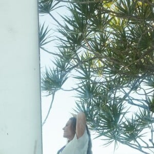 Em um dos cliques, Paolla Oliveira empinou o bumbum e mostrou toda sua silhueta desenhada