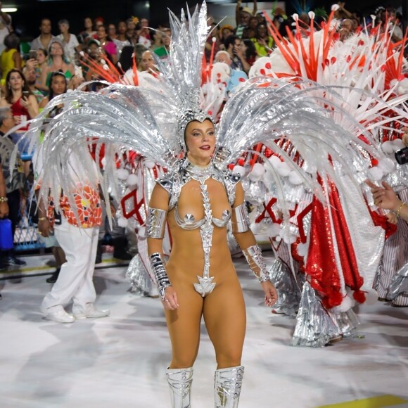 Paolla Oliveira é rainha de bateria da Grande Rio e uma das famosas mais esperadas da Sapucaí