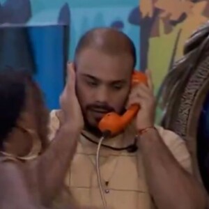 'BBB 24': Marcus atende ao Big Fone