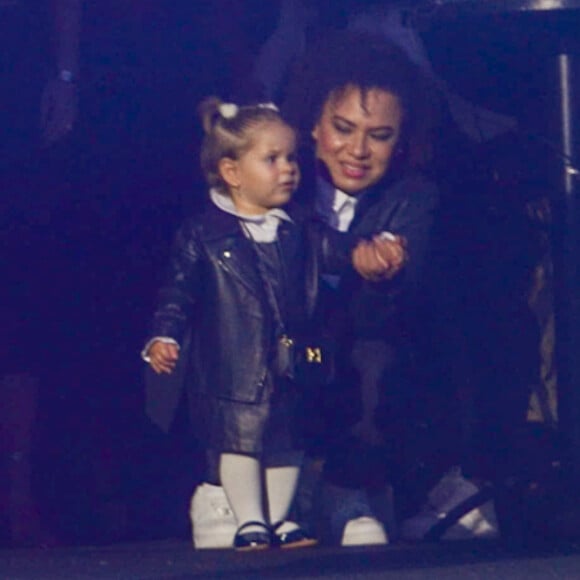 Maria Flor, filha de Virgínia Fonseca e neta de Leonardo, assistiu show do avô do palco