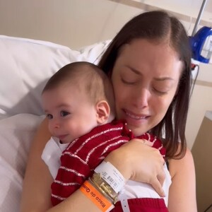 Fabiana Justus chorou com o filho mais novo no colo, ao saber que não poderia mais amamentar