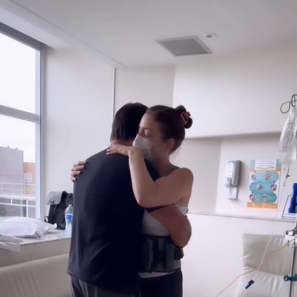 Fabiana Justus comoveu a web ao dançar junto ao marido no hospital