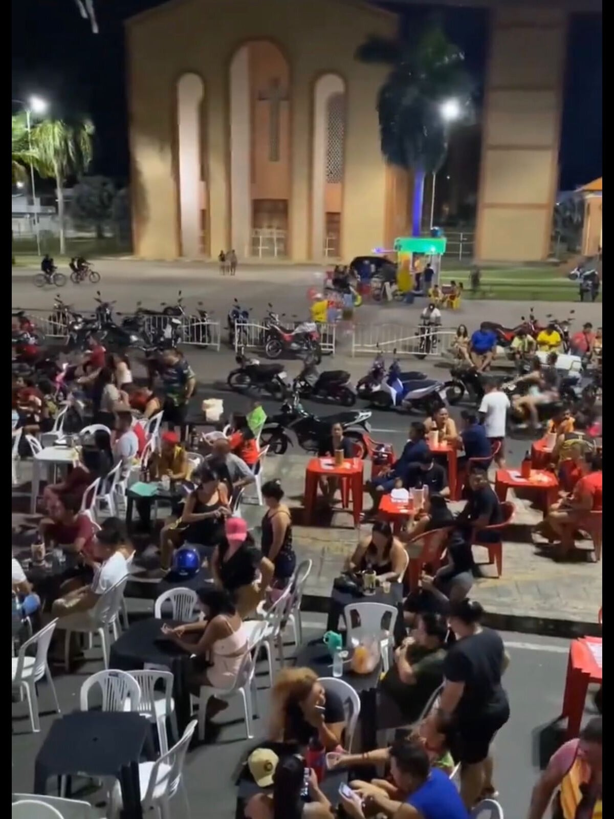 Foto: Praça em Parintins lotou para assistir ao retorno de Isabelle do ...