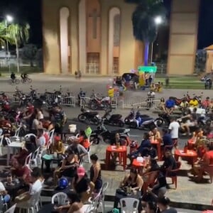 Praça em Parintins lotou para assistir ao retorno de Isabelle do Paredão no 'BBB 24'