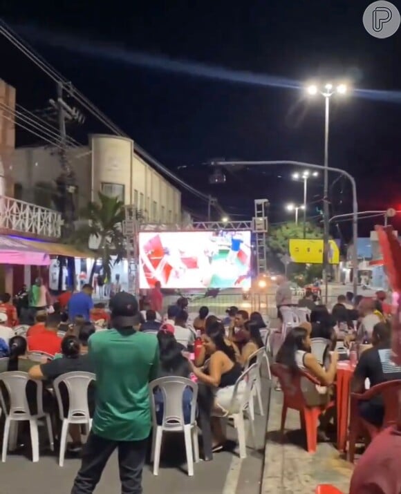 'BBB 24': Um telão foi montado com uma estrutura no meio da praça de Parintins para assistir ao retorno de Isabelle ao programa