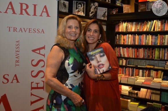 Vera Fischer posa com Totia Meirelles, sua colega de cena em 'Salve Jorge', no lançamento do segundo livro da atriz e escritora, 'Lucíola'