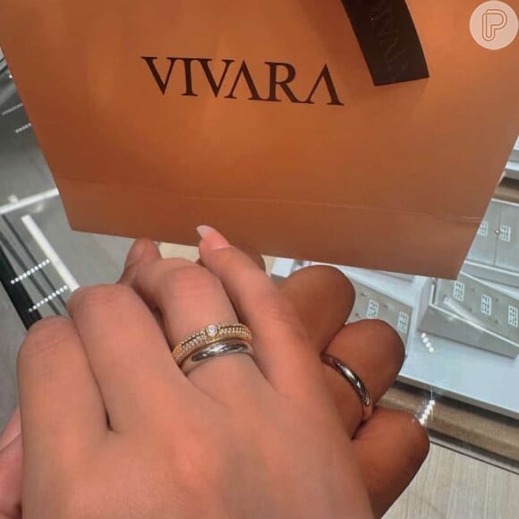 Andressa Urach mostrou o anel de comprimisso que está usando com o namorado