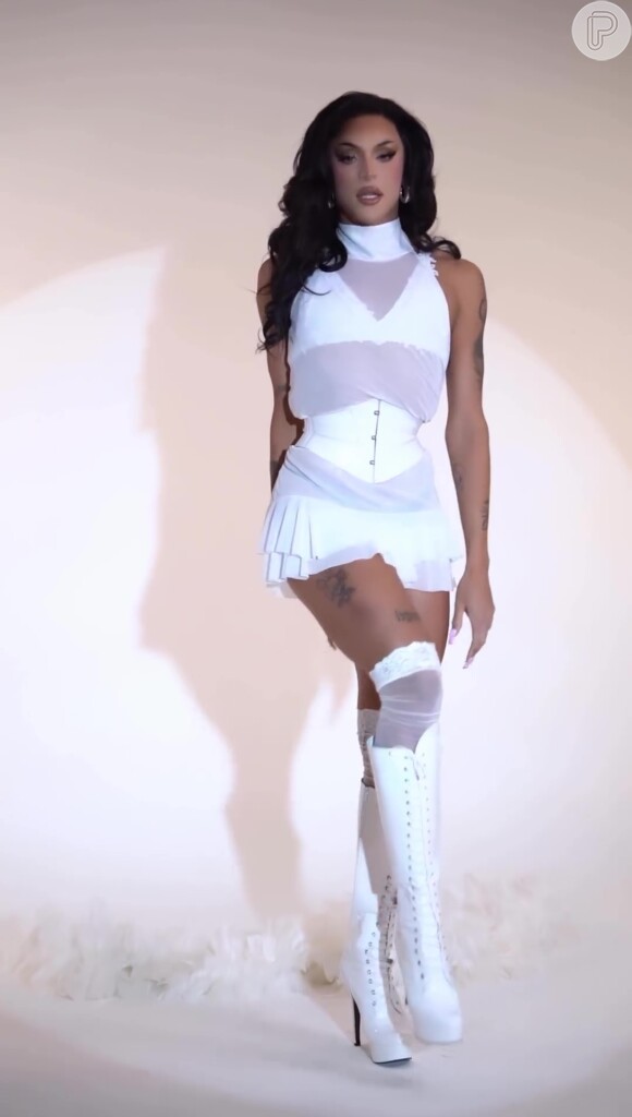 Pabllo Vittar recriou um figurino de Paulinha Abelha em seu primeiro look de Carnaval