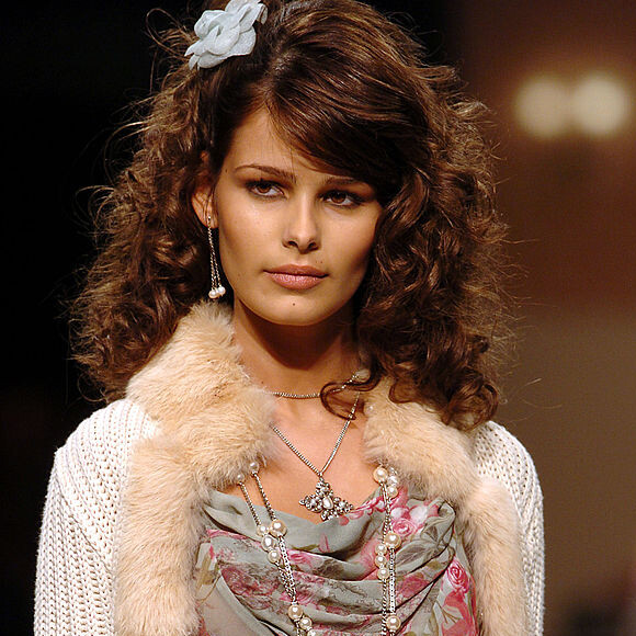 O cabelo de Yasmin Brunet também já apareceu todo cacheado