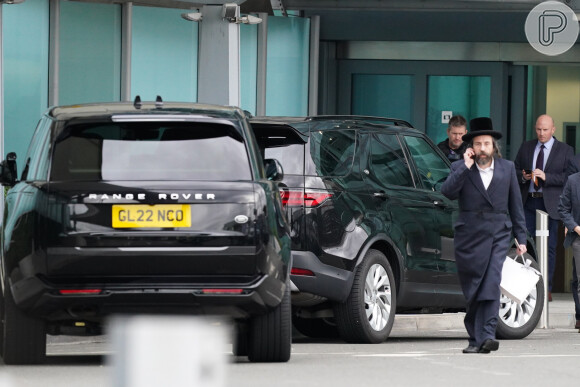Príncipe Harry chegou ao Reino Unido nesta terça-feira (06) para ver o pai e foi recebido por um comboio no aeroporto