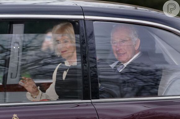 Rei Charles III e Camilla foram fotografados por paparazzi na tarde desta terça-feira (06), em Londres, enquanto deixavam a Clarence House