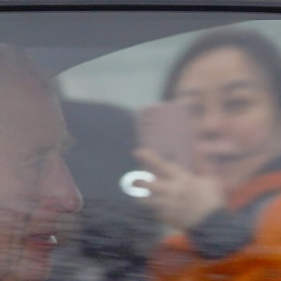 Rei Charles III distribuiu sorrisos para os paparazzi, mas era nítido o semblante mais abatido em comparação às mais recentes aparições públicas do monarca