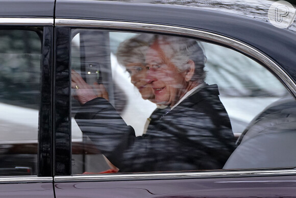 Charles e Camilla deixaram a residência para pegar um helicóptero rumo ao Palácio de Buckingham