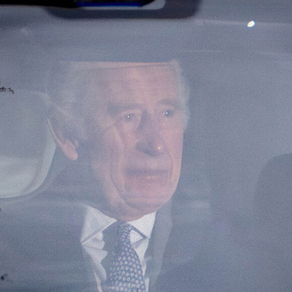 Rei Charles III foi visto publicamente pela primeira vez após o anúncio do diagnóstico de um câncer na próstata