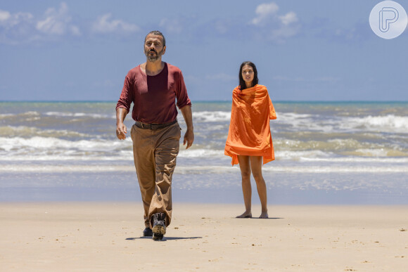 Em 'Renascer, José Inocêncio (Marcos Palmeira) e Mariana (Theresa Fonseca) saem da água. Ele se lembra de Santinha e sai dalí, a deixando confusa.