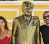 Em 'Renascer', Mariana (Theresa Fonseca) e José Inocêncio (Marco Palmeira) posam ao lado da estátua de Jorge Amado.