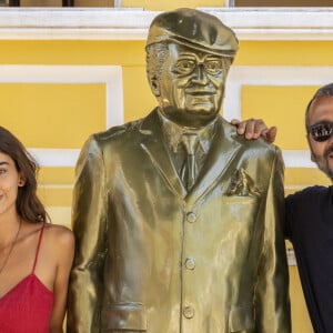 Em 'Renascer', Mariana (Theresa Fonseca) e José Inocêncio (Marco Palmeira) posam ao lado da estátua de Jorge Amado.