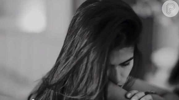 Além de sexy, Antonia Morais também mostra seu lado meiga no clipe da música 'Fuel'