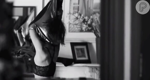 Em certo momento do clipe 'Fuel', Antonia Morais fica só de lingeria