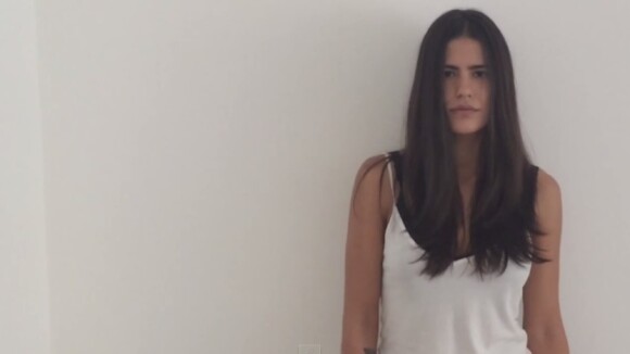Fumando e de lingerie, Antonia Morais estreia como cantora com o single 'Fuel'