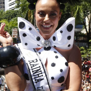 Paolla Oliveira esbanjou vitalidade no Cordão do Bola Preta neste sábado, 10, no RJ