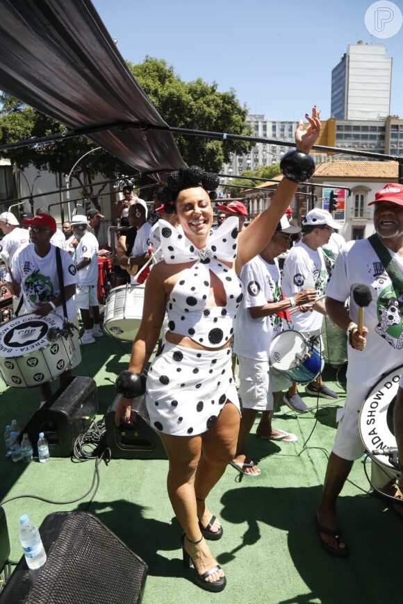 Paolla Oliveira bem animada no desfile do Cordão do Bola Preta no RJ