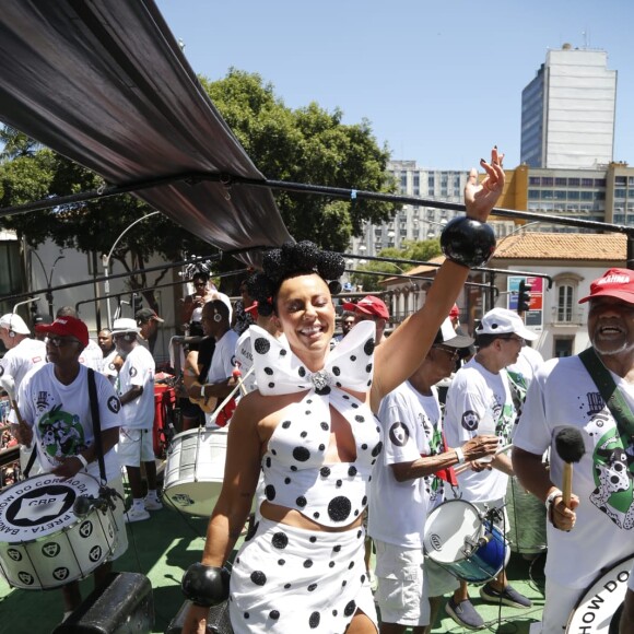 Paolla Oliveira bem animada no desfile do Cordão do Bola Preta no RJ