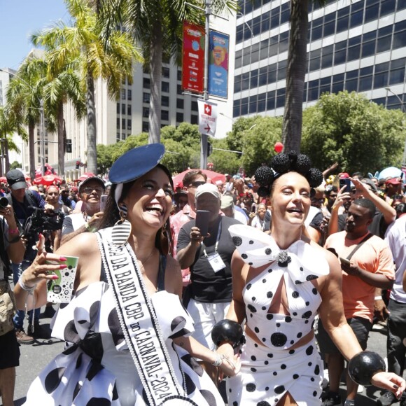 Paolla Oliveira dançou ao lado do público no desfile do Cordão do Bola Preta, no RJ