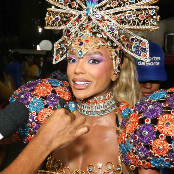 Brunna Gonçalves fez dieta rigorosa e treinou pesado para ser destaque de chão da Beija Flor de Nilópolis